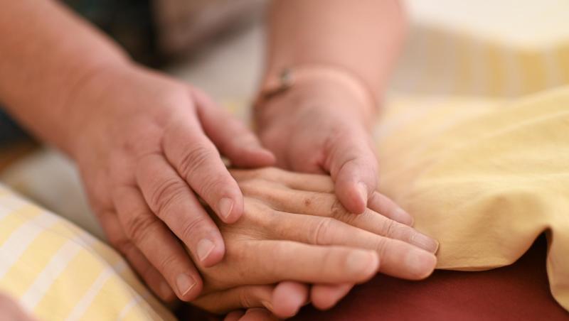 Eine Hospizmitarbeiterin hält die Hand eines todkranken Menschen. Foto: Felix Kästle/dpa/Archivbild Eine Hospizmitarbeiterin hält die Hand eines todkranken Menschen. Foto: Felix Kästle/dpa/Archivbild