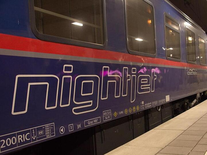 Ein Wagen mit dem Schriftzug "nightjet" steht im Hauptbahnhof. Foto: Gioia Forster/dpa/Archivbild