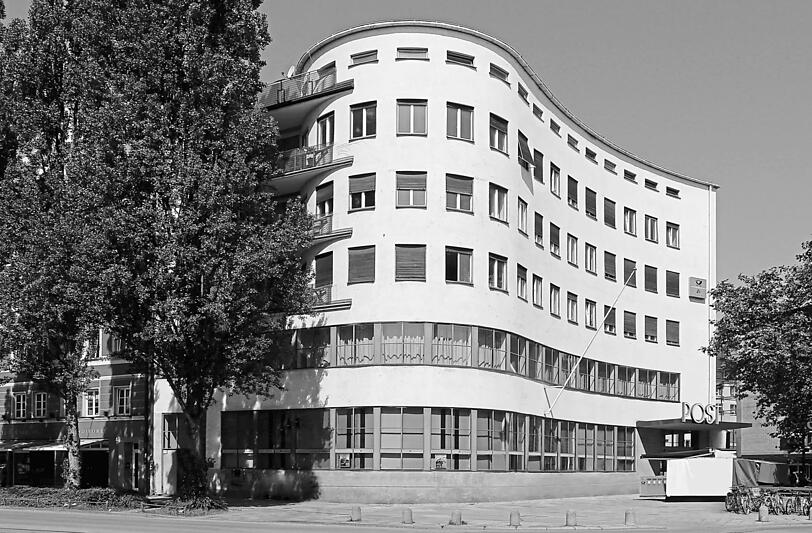 Für München sehr ungewöhnlich: die geschwungene Fassade der Post am Goetheplatz, in den Obergeschossen befinden sich Wohnungen. Das Gebäude wurde 1931 bis 1933 erbaut.