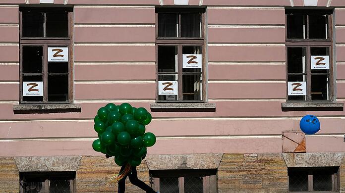 In den Fenstern eines Gebäudes im russischen Kronstadt sind "Z"-Buchstaben angebracht - sie sind zum Symbol des russischen Militärs geworden.