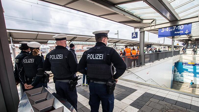 Bundespolizisten auf Streife im Pasinger Bahnhof. (Archivbild)