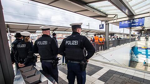 Bundespolizisten auf Streife im Pasinger Bahnhof. (Archivbild)