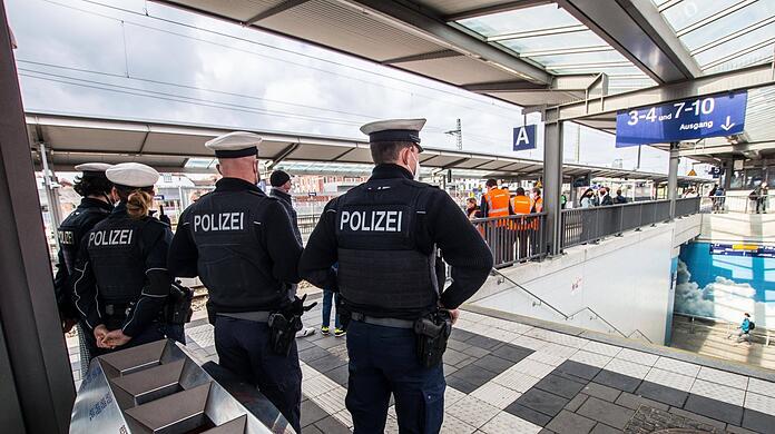 Bundespolizisten auf Streife im Pasinger Bahnhof. (Archivbild)