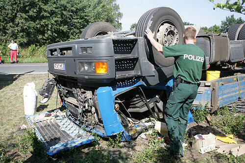 Beim Abbiegen auf die A 3 stürzte der mit Baustahl beladene 40-Tonner um. Unfallursache war vermutlich überhöhte Geschwindigkeit.