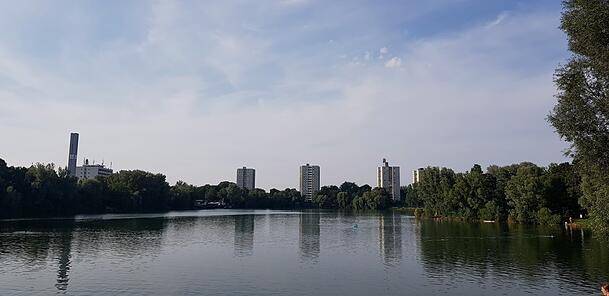 Ein ungewöhnliches Bild: Der Lerchenauer See ist von Hochhäusern umzingelt. Am südöstlichen Seeufer gibt es Grillplätze. Ein ungewöhnliches Bild: Der Lerchenauer See ist von Hochhäusern umzingelt. Am südöstlichen Seeufer gibt es Grillplätze.