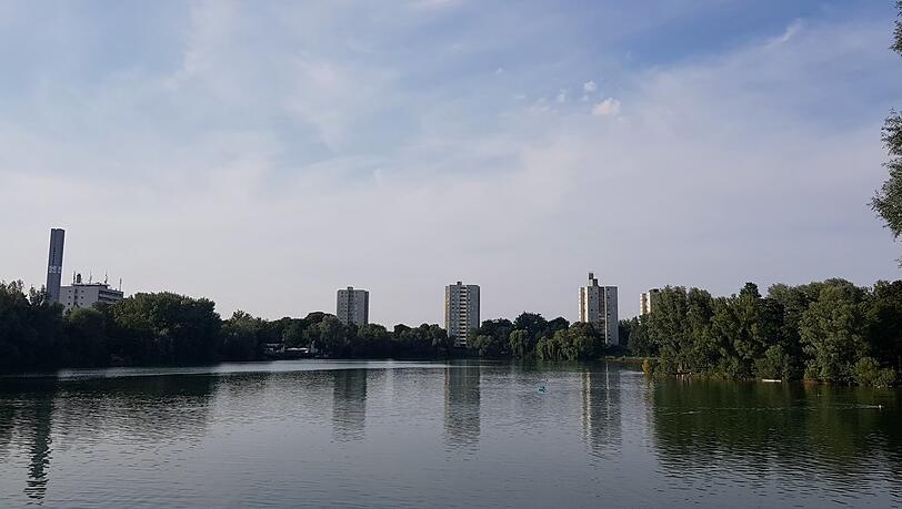 Ein ungewöhnliches Bild: Der Lerchenauer See ist von Hochhäusern umzingelt. Am südöstlichen Seeufer gibt es Grillplätze. Ein ungewöhnliches Bild: Der Lerchenauer See ist von Hochhäusern umzingelt. Am südöstlichen Seeufer gibt es Grillplätze.