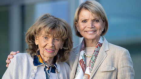 Für Schauspielerin Uschi Glas (r.) ist die Holocaust-Überlebende Charlotte Knobloch ein Vorbild.