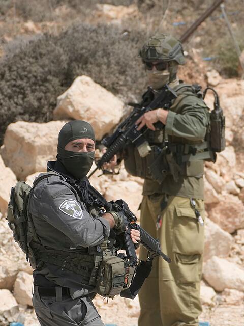 Israelische Sicherheitskr&auml;fte am Ort eines Angriffs israelischer Siedler auf Pal&auml;stinenser im Westjordanland.