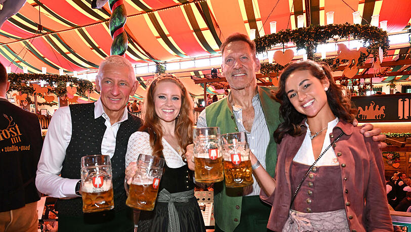 Marstall-Wirt Siegfried Able posierte gemeinsam mit Barbara Meier, Ralf Möller und dessen Freundin Laura Engelmann. Marstall-Wirt Siegfried Able posierte gemeinsam mit Barbara Meier, Ralf Möller und dessen Freundin Laura Engelmann.