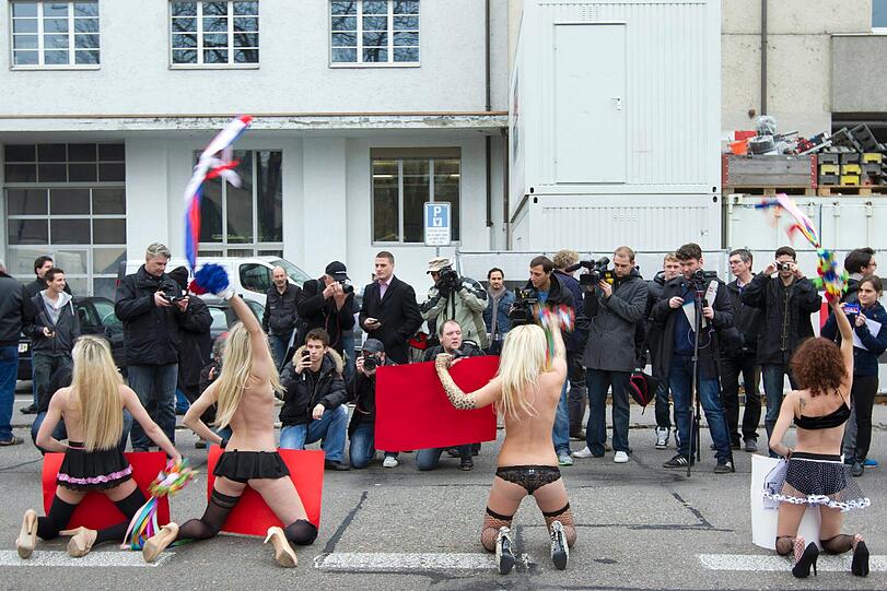 Nacktprotest: Mit blanker Brust zieht die Frauen-Aktionsgruppe FEMEN wieder in den Kampf gegen Prostitution - und setzt dabei die Waffen der Frauen ein. Die Bilder aus Zürich