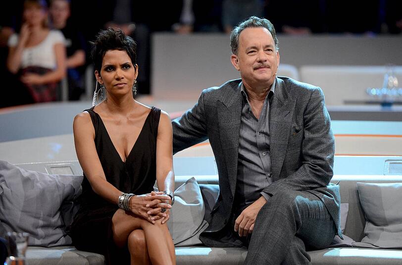 "Dear God, lass es vorbei sein!" Mit gequälten Gesichtsausdrücken sitzen Hollywoodstars Halle Berry und Tom Hanks auf dem Wetten-Dass-Sofa.