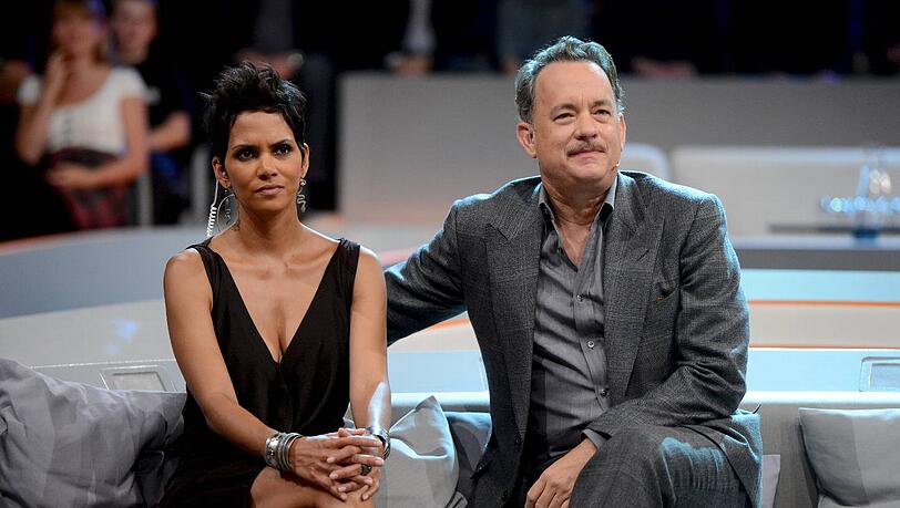 "Dear God, lass es vorbei sein!" Mit gequälten Gesichtsausdrücken sitzen Hollywoodstars Halle Berry und Tom Hanks auf dem Wetten-Dass-Sofa. "Dear God, lass es vorbei sein!" Mit gequälten Gesichtsausdrücken sitzen Hollywoodstars Halle Berry und Tom Hanks auf dem Wetten-Dass-Sofa.