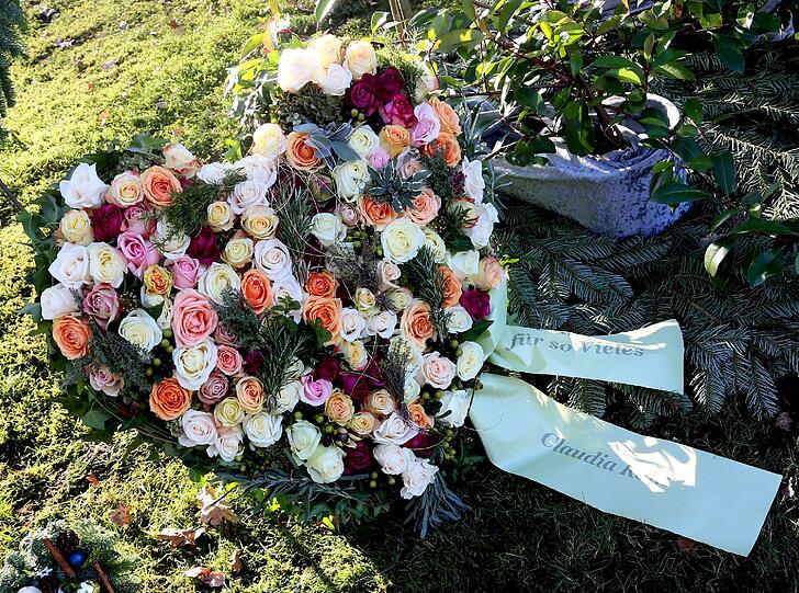 Viele Freunde und Kollegen verabschiedeten sich mit Blumen.
