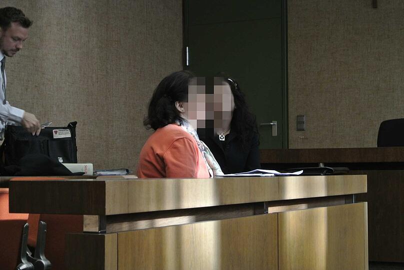 Maria A. (43, r.) vor dem Münchner Amtsgericht. Sie hat sich erst mit einem Wirt angelegt &ndash; und dann mit der Polizei.