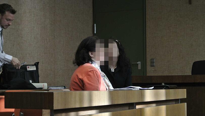 Maria A. (43, r.) vor dem Münchner Amtsgericht. Sie hat sich erst mit einem Wirt angelegt – und dann mit der Polizei. Maria A. (43, r.) vor dem Münchner Amtsgericht. Sie hat sich erst mit einem Wirt angelegt – und dann mit der Polizei.
