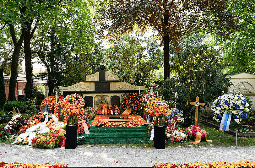 Gigantisches Blumenmeer: Das Käfer-Familiengrab auf dem Ostfriedhof.