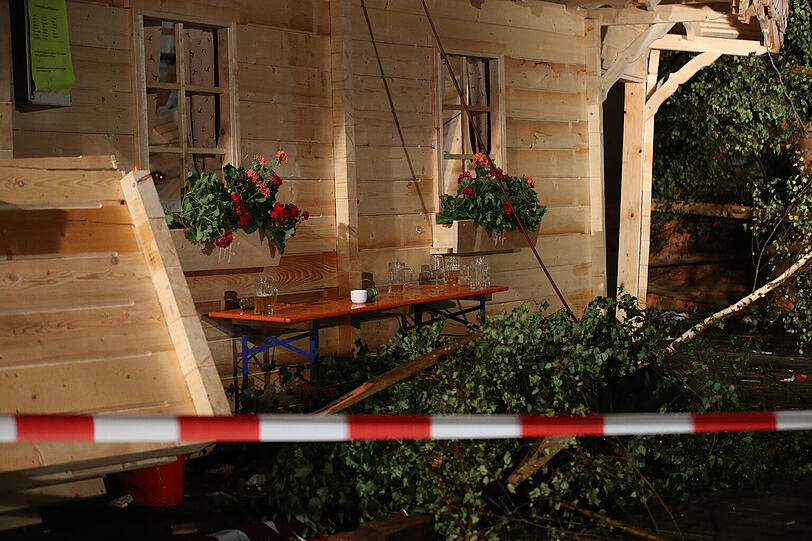 Das schwere Unwetter forderte bei einem Österreichischen Feuerwehr-Fest zwei Todesopfer. Die Bilder vom Unglücksort.