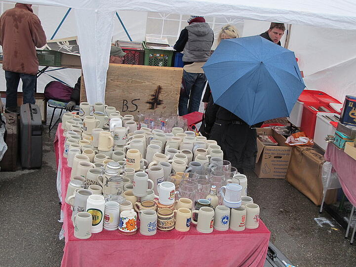 2000 Aussteller, 20000 erwartete Besucher: Am Samstag findet auf der Theresienwiese wieder der größte Flohmarkt Bayerns statt. Die ersten Flohmarktverkäufer trotzen Regen und Kälte und haben sich schon die besten Plätze gesichert. Die AZ zeigt die besten Bilder!