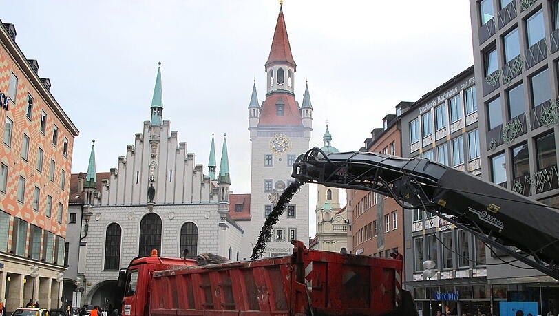 Große Maschinen sind Blickfänge - vor allem, wenn sie direkt am Marienplatz oder in der Fußgängerzone eingesetzt werden. Und vor allem für Männer. Große Maschinen sind Blickfänge - vor allem, wenn sie direkt am Marienplatz oder in der Fußgängerzone eingesetzt werden. Und vor allem für Männer.