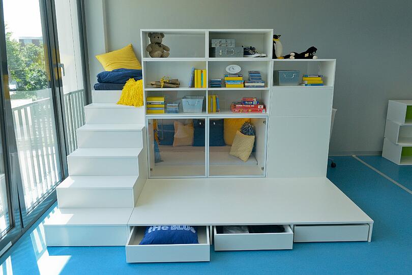 Die Jugendlichen der siebten Klasse haben sie ein Traumzimmer zusammengestellt. Dabei darf das kuschlige Bett und der Fernseher natürlich nicht fehlen.
