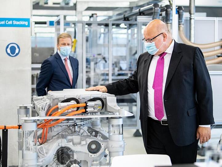 Wirtschaftsminister Peter Altmaier beim Besuch des BMW-Forschungszentrums mit BMW-Chef Oliver Zipse. Foto: Matthias Balk/dpa