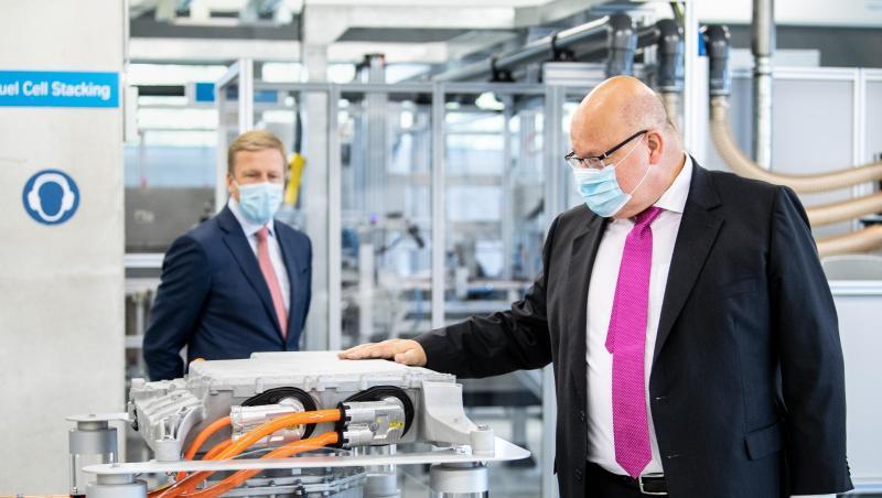 Wirtschaftsminister Peter Altmaier beim Besuch des BMW-Forschungszentrums mit BMW-Chef Oliver Zipse. Foto: Matthias Balk/dpa Wirtschaftsminister Peter Altmaier beim Besuch des BMW-Forschungszentrums mit BMW-Chef Oliver Zipse. Foto: Matthias Balk/dpa