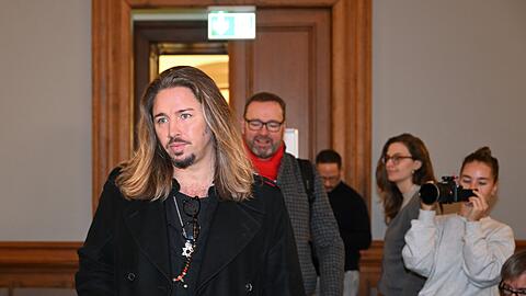 Gil Ofarim betritt mit einem seiner Anwälte den Saal des Landgerichts in Leipzig. In seinem Prozess wegen Verleumdung und falscher Verdächtigung hat er überraschend ein Geständnis abgelegt. Der jüdische Musiker hatte in einem Video Antisemitismus-Vorwürfe gegen ein Leipziger Hotel erhoben.