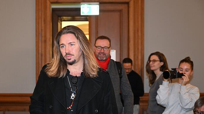 Gil Ofarim betritt mit einem seiner Anwälte den Saal des Landgerichts in Leipzig. In seinem Prozess wegen Verleumdung und falscher Verdächtigung hat er überraschend ein Geständnis abgelegt. Der jüdische Musiker hatte in einem Video Antisemitismus-Vorwürfe gegen ein Leipziger Hotel erhoben.