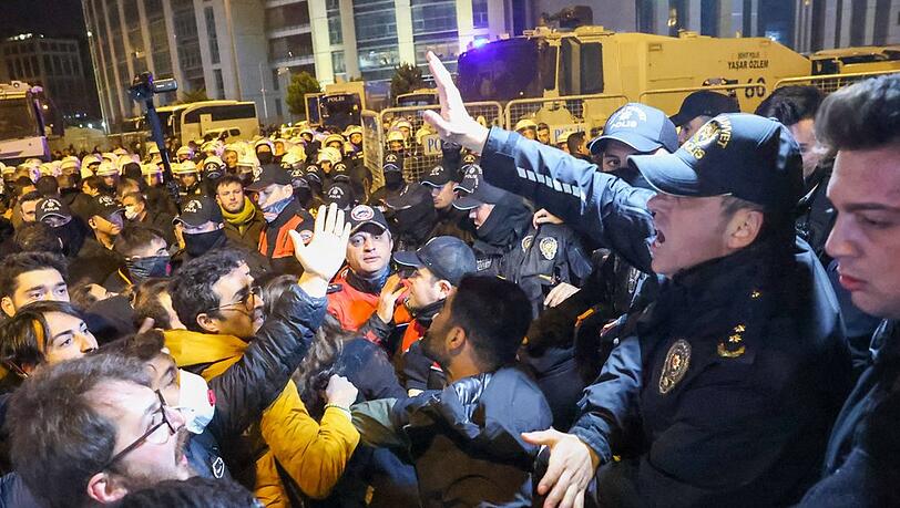 Seit dem 19. März protestieren Tausende Menschen gegen die Festnahme des CHP-Politikers Ekrem İmamoğlu.