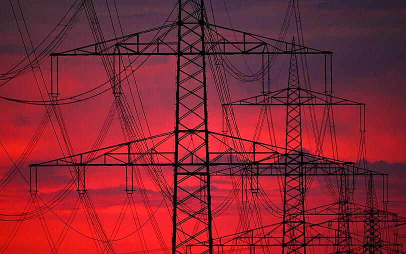 Das Stromnetz in Deutschland besteht aus etwa 38.000 Kilometern an Höchstspannungsleitungen und über einer Million weiterer Leitungen, die den Strom zu den Menschen bringen. Das alles rund um die Uhr vor Anschlägen zu schützen, ist nicht möglich, lernt man in der "ARD Story". Das Stromnetz in Deutschland besteht aus etwa 38.000 Kilometern an Höchstspannungsleitungen und über einer Million weiterer Leitungen, die den Strom zu den Menschen bringen. Das alles rund um die Uhr vor Anschlägen zu schützen, ist nicht möglich, lernt man in der "ARD Story".