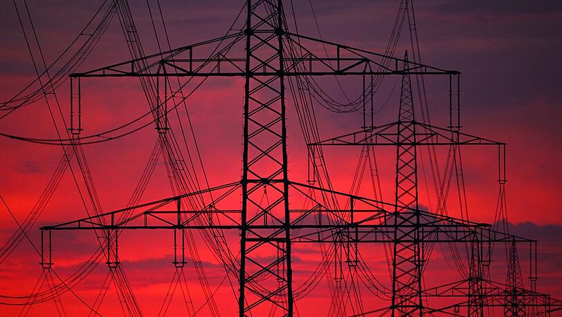 Das Stromnetz in Deutschland besteht aus etwa 38.000 Kilometern an Höchstspannungsleitungen und über einer Million weiterer Leitungen, die den Strom zu den Menschen bringen. Das alles rund um die Uhr vor Anschlägen zu schützen, ist nicht möglich, lernt man in der "ARD Story". Das Stromnetz in Deutschland besteht aus etwa 38.000 Kilometern an Höchstspannungsleitungen und über einer Million weiterer Leitungen, die den Strom zu den Menschen bringen. Das alles rund um die Uhr vor Anschlägen zu schützen, ist nicht möglich, lernt man in der "ARD Story".