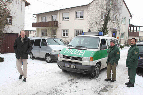 Die Polizei am 14. Januar 2009 bei der Hausdurchsuchung des Bauernhofs von Gerlinde G.
