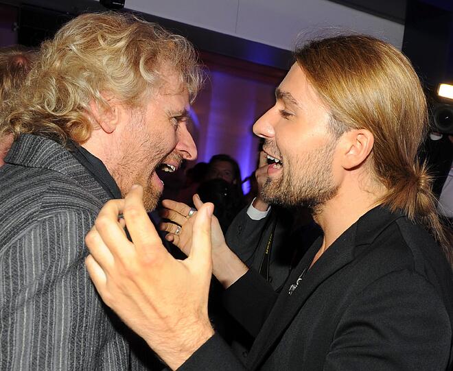 Trotz offensichtlicher Plauderlaune, hier im Gespräch mit Star-Geiger David Garrett...