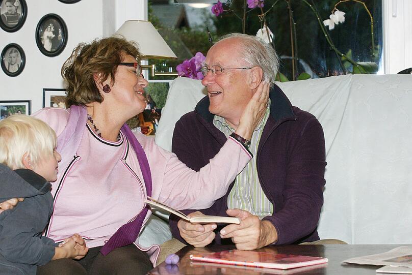 Sie sind seit 45 Jahren verheiratet: Hajo Schaffer (75) schäkert mit seiner Ehefrau Ingrid. Enkel Sebastian schaut seinen Großeltern interessiert zu.