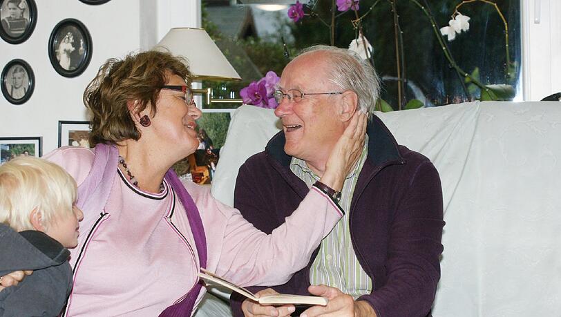 Sie sind seit 45 Jahren verheiratet: Hajo Schaffer (75) schäkert mit seiner Ehefrau Ingrid. Enkel Sebastian schaut seinen Großeltern interessiert zu. Sie sind seit 45 Jahren verheiratet: Hajo Schaffer (75) schäkert mit seiner Ehefrau Ingrid. Enkel Sebastian schaut seinen Großeltern interessiert zu.