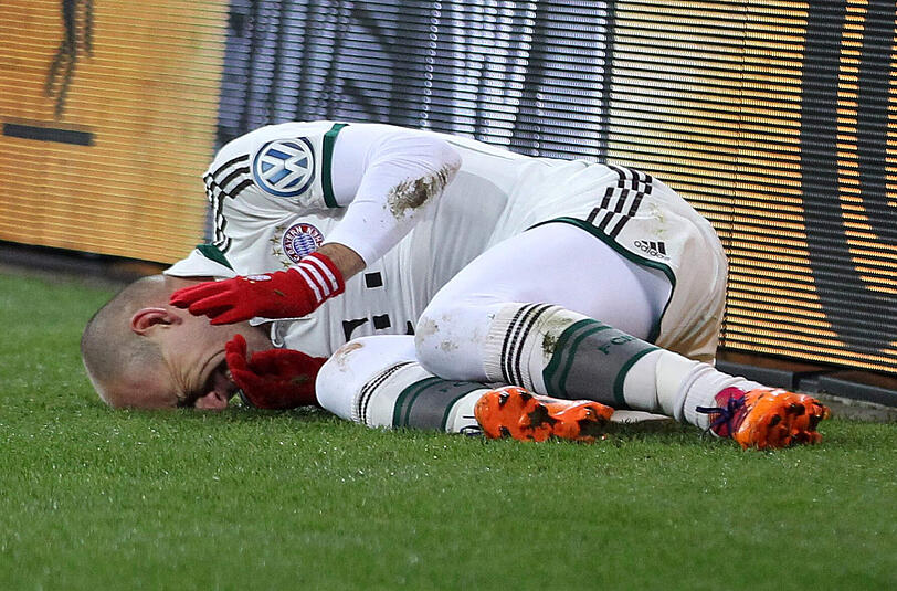 Der Schreckmoment: Arjen Robben liegt in Augsburg verletzt am Boden nach dem Crash mit Augsburgs Keeper Hitz.