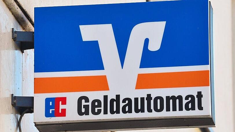 "Wir brauchen Entlastung": Schild einer Volks- und Raiffeisenbank.