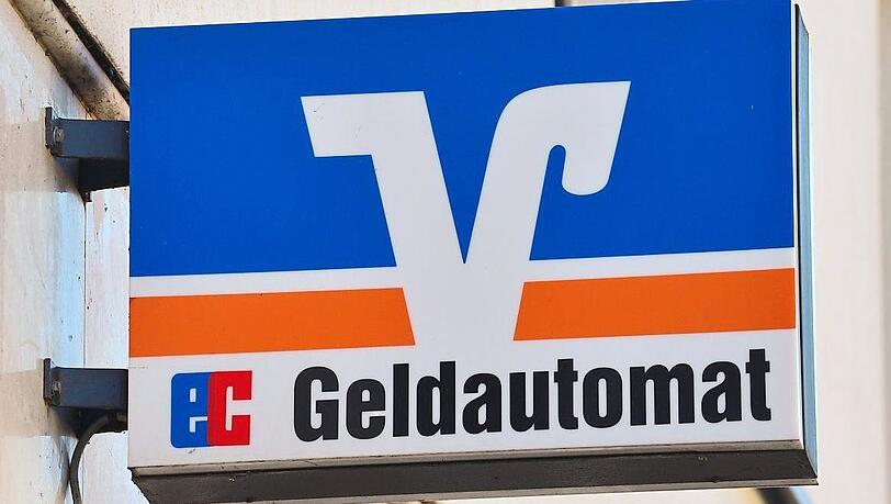 "Wir brauchen Entlastung": Schild einer Volks- und Raiffeisenbank. "Wir brauchen Entlastung": Schild einer Volks- und Raiffeisenbank.