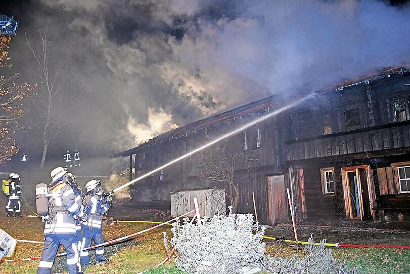 ...über hundert Einsatzkräfte kämpften gegen die Flammen.