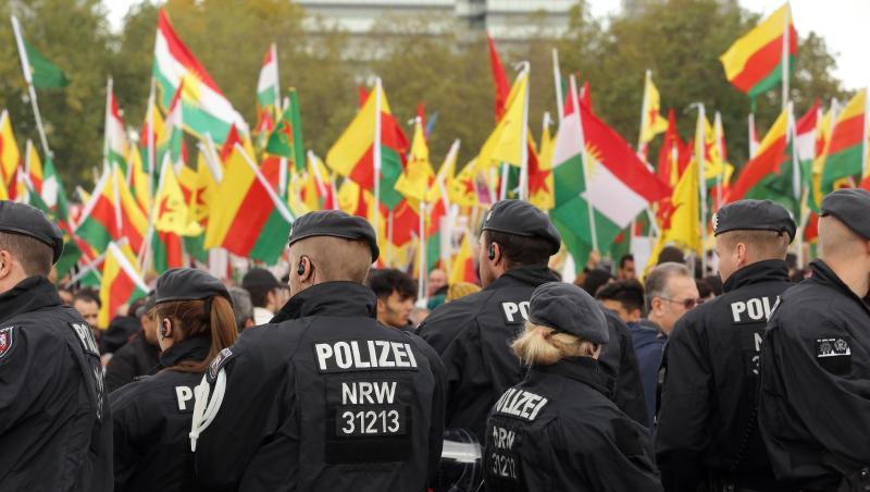 Polizisten beobachten in Köln eine Demonstration gegen die türkische Offensive. Polizisten beobachten in Köln eine Demonstration gegen die türkische Offensive.