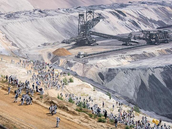Zahlreiche Umweltaktivisten laufen in den Tagebau Garzweiler.