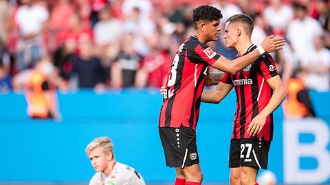 Leverkusens Florian Wirtz (r) feiert mit Piero Hincapie den Sieg über den FSV Maiz.