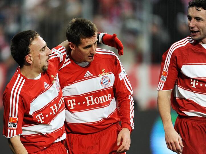 Der überragende Münchener Ribery bejubelt mit Klose das dritte Bayern-Tor.