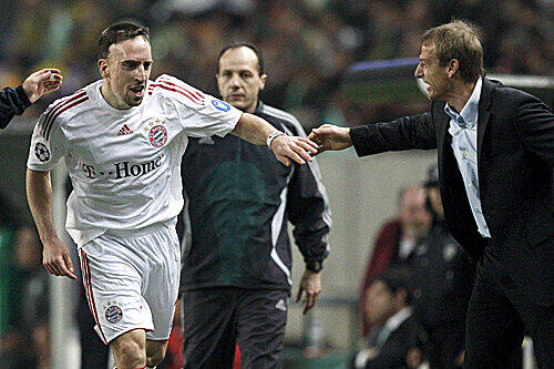 Jürgen Klinsmann (r.) freut sich mit Torschütze Franck Ribéry.