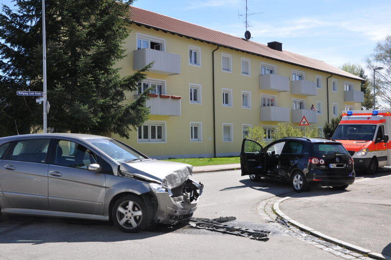 Ein Mercedesfahrer missachtet die Vorfahrt und knallt in einen VW.
