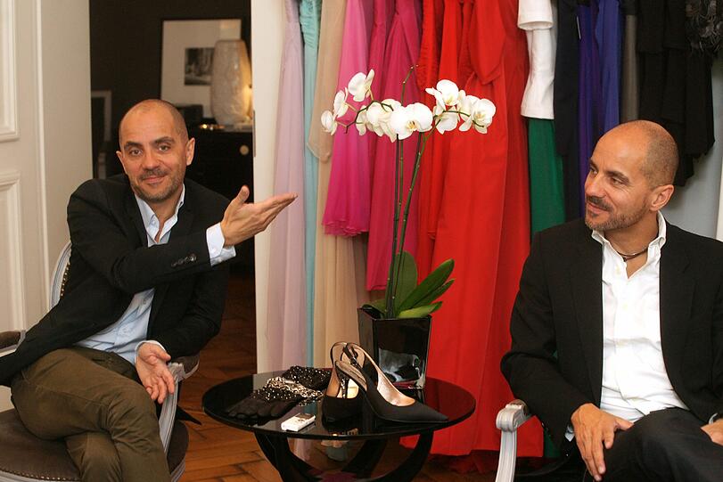 Wer dieses Kleid tragen wird? &bdquo;Das entscheiden wir spontan&ldquo;, sagt Arend Zizelmann (l.), der mit Burder Georg das Label führt.