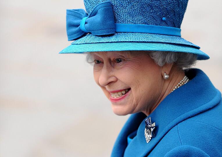 ...sollte die visuelle Fixierung des Opfers keine Wirkung zeigen, darf man sich durchaus dem intuitiven Gebären der Tierwelt bedienen: Zähnefletschen, die Parade-Disziplin der Queen...