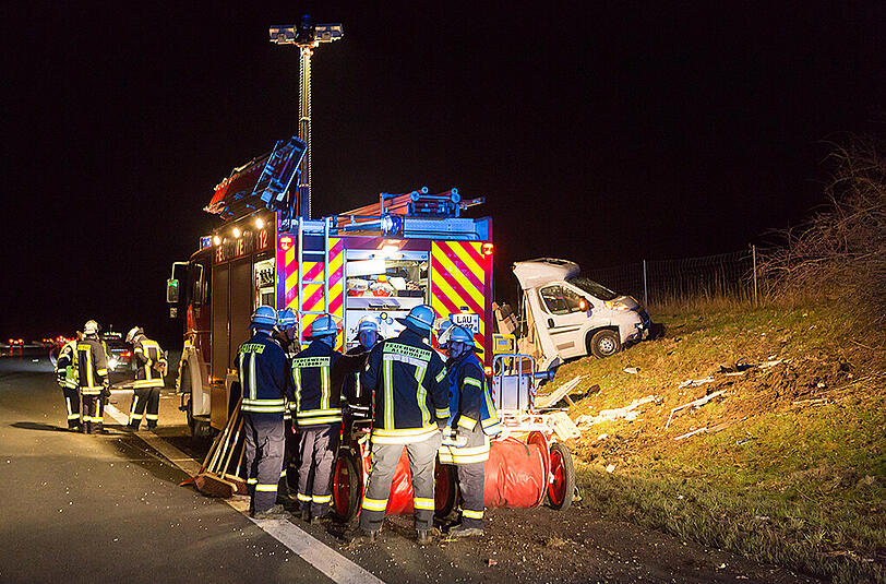 Bilder vom Unfallort in Altdorf: Auf der A3 kollidierte ein Wagen mit einem Wohnmobil, welches vollkommen zerfetzt wurde.