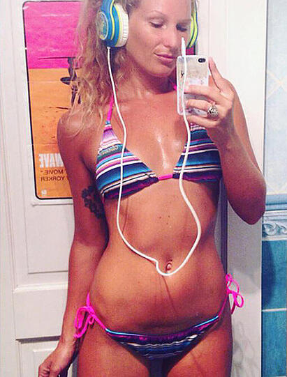 Surf-Schönheit Janni Hönscheid arbeitete davor auch als Model. und zeigt auf Facebook gerne, was sie hat.