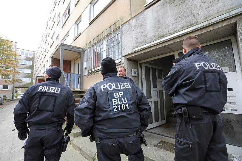 Polizisten sind im Plattenbauviertel Neu Zippendorf in Schwerin (Mecklenburg-Vorpommern) im Einsatz, wo bei einem Anti-Terror-Einsatz ein mutmaßlicher Islamist aus Syrien festgenommen wurde.